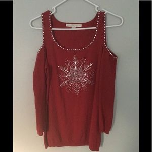 Women’s sweater with open shoulders